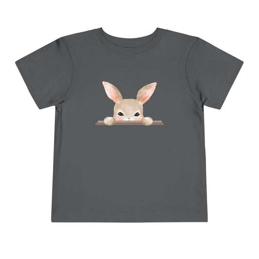 Bonita camiseta para niños pequeños con conejito que mira a escondidas