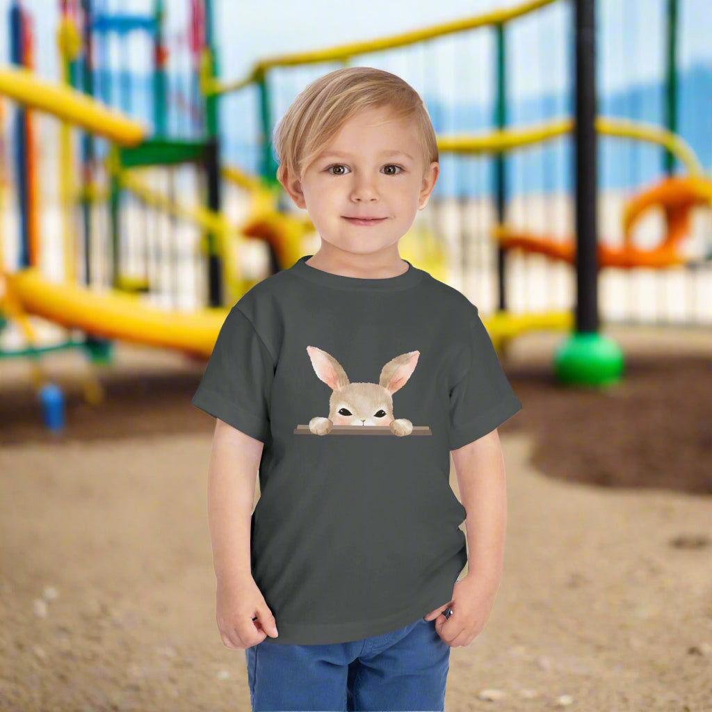 Bonita camiseta para niños pequeños con conejito que mira a escondidas